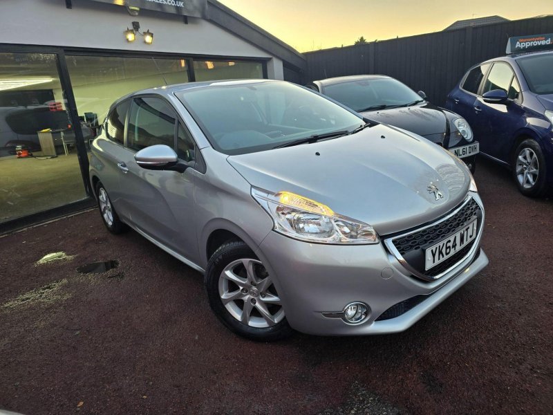 PEUGEOT 208